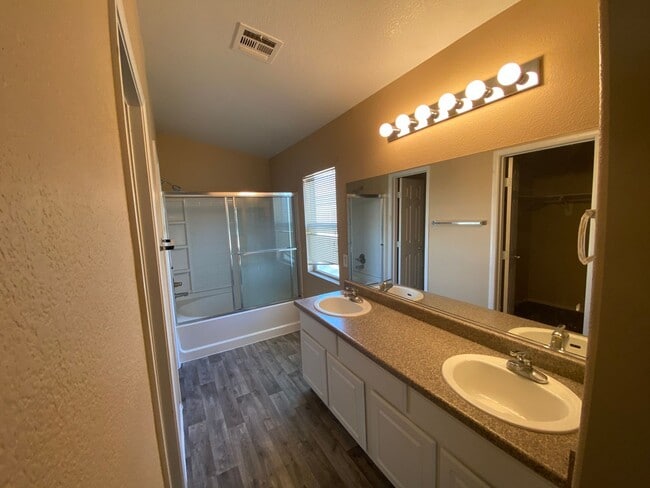Building Photo - 2 bed townhome in Henderson