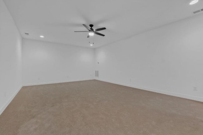 Building Photo - FOR LEASE - NEW BUILD TOWNHOME LOCATED IN ...