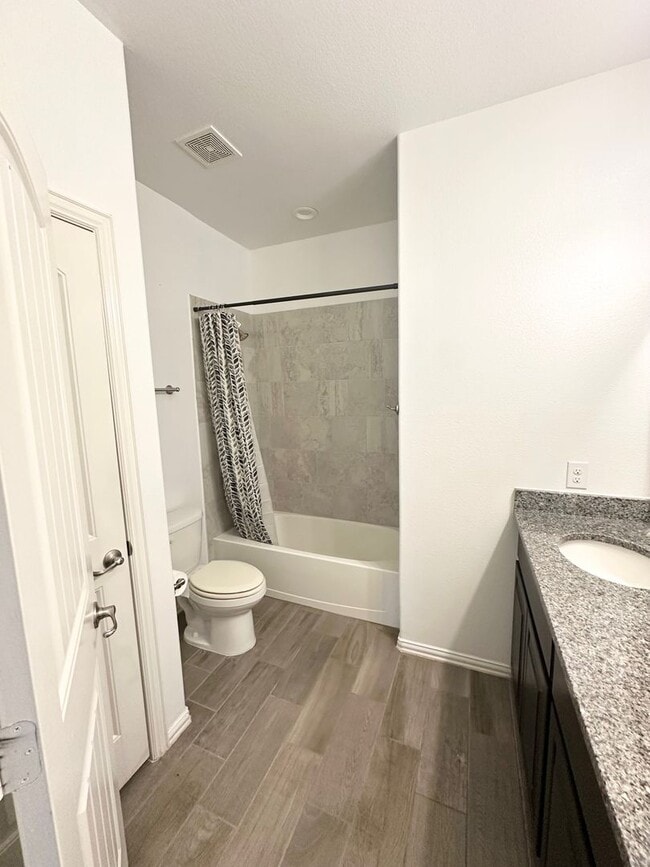 Building Photo - 4 Bed 2 Bath W/ BONUS ROOM Ready to Rent A...