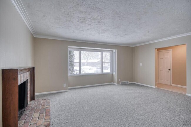 Building Photo - 225 E 25th St