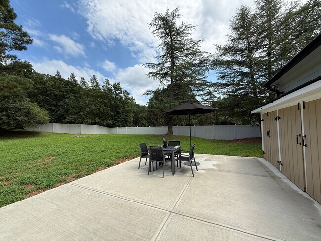 Building Photo - Stunning *4BD, 3BA North Raleigh Home on a...