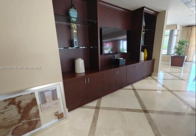 Building Photo - 20000 E Country Club Dr