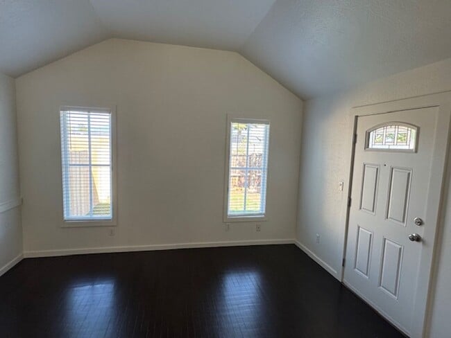 Building Photo - WELL MAINTAINED 3 BR HOME- COMFORTABLE, AFFORDABLE & GREAT LOCATION