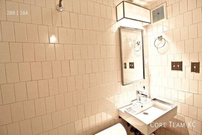 Building Photo - 1020 W 44th St