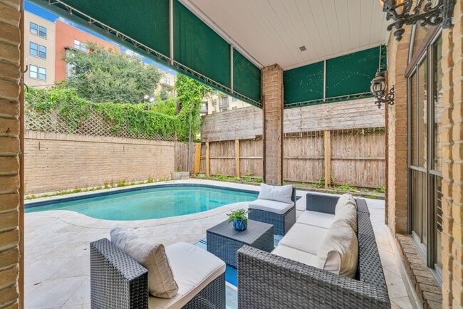 Building Photo - 2244 Sul Ross St