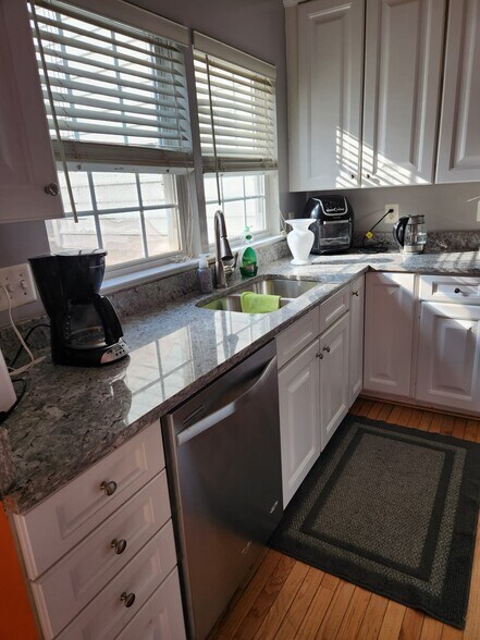 Building Photo - 4206 Lower Park Dr