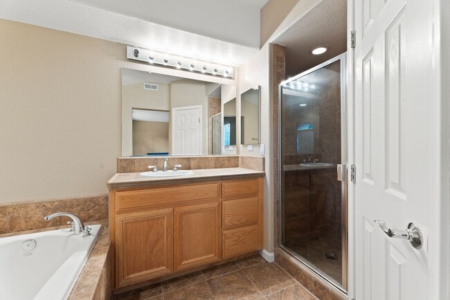 Building Photo - PEACEFUL & CONVENIENT TOWNHOME INCLUDES TW...