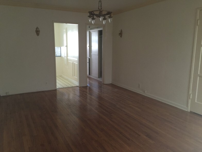 Primary Photo - 316 S Cloverdale Ave