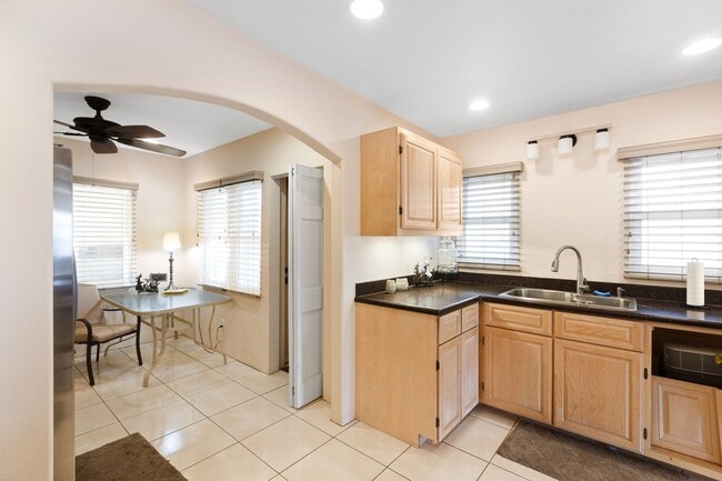 Building Photo - Warm & Inviting West Hills Home with Brigh...