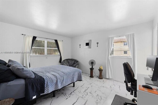 Building Photo - 4043 NW 16th St