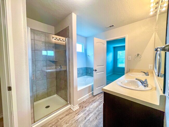 Building Photo - 402 Fly Catcher