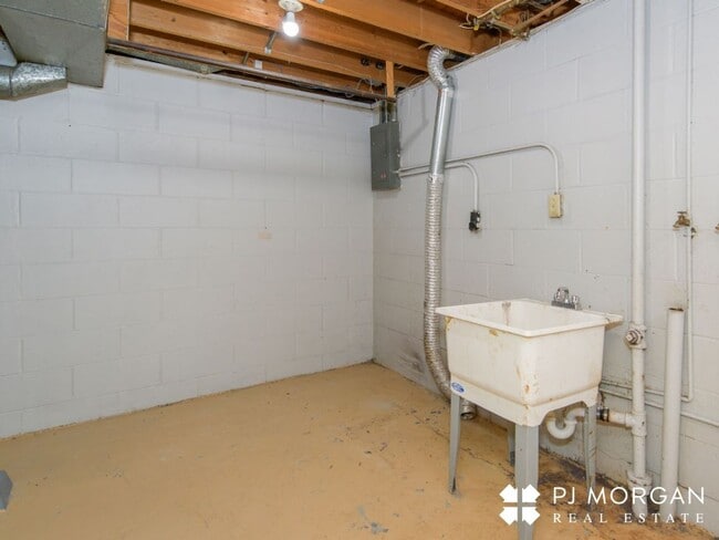 Building Photo - 1409 Thomas Dr