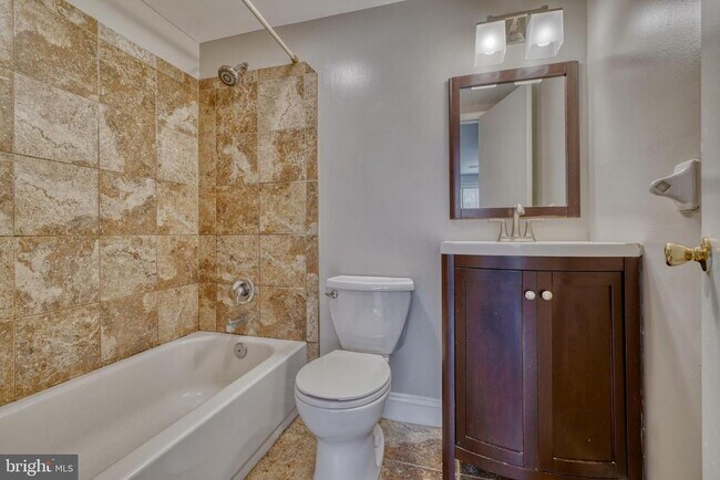 Building Photo - 140 Royal Oak Dr