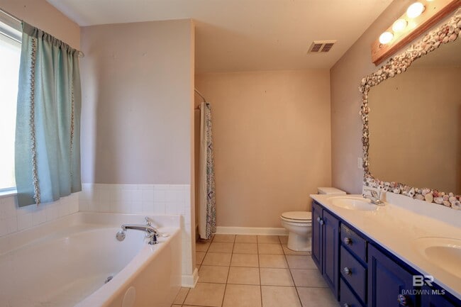 Building Photo - 200 Hawthorne Cir