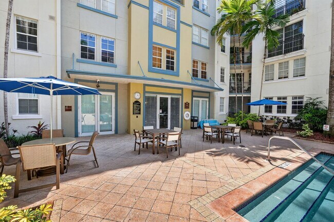 Building Photo - 533 NE 3rd Ave