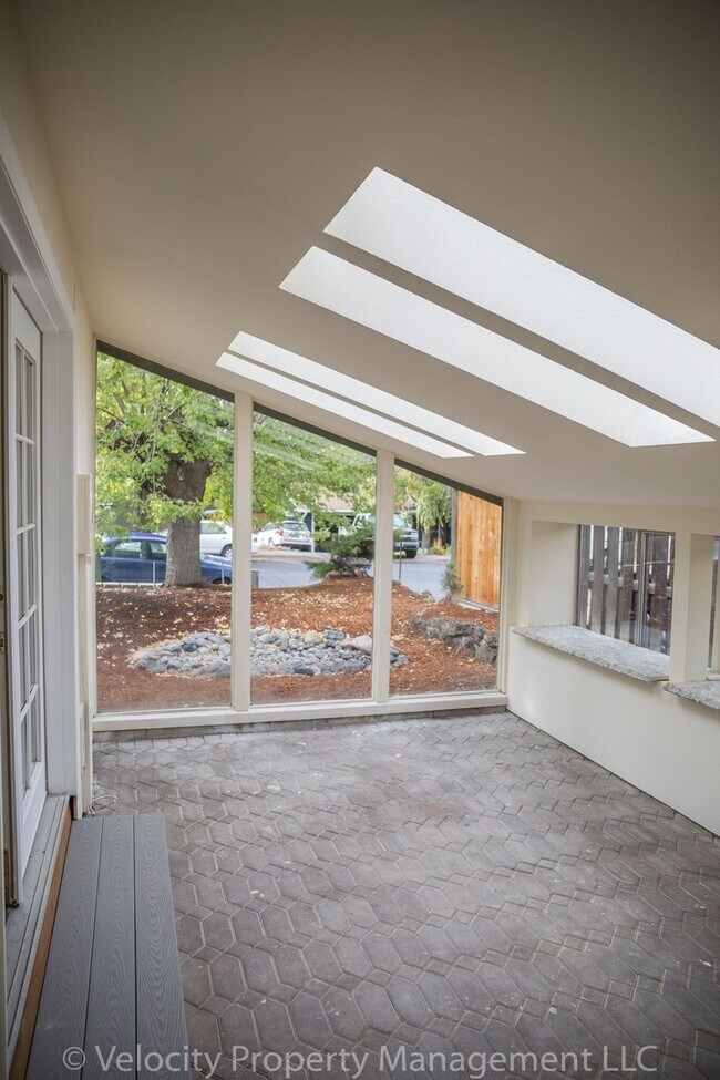 Building Photo - Single Level Home in Bend with Sunroom!