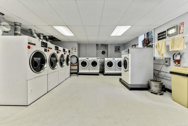 Building Photo - 77-16 Austin St