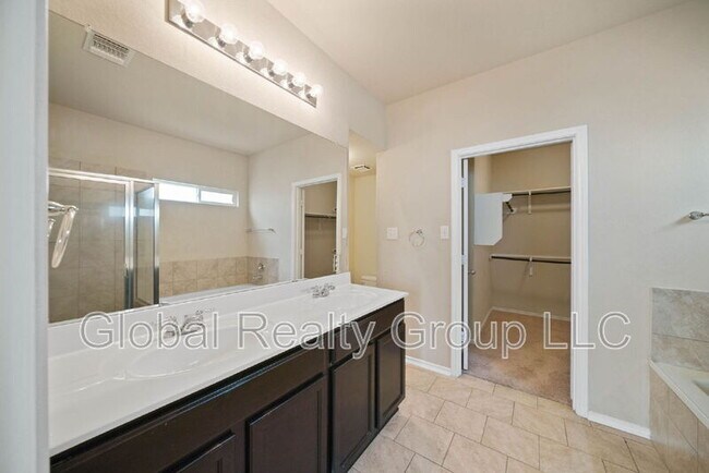 Building Photo - 437 Kings Way
