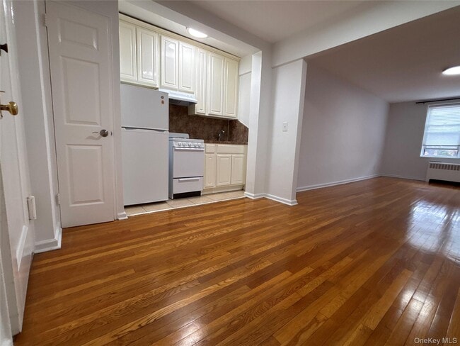 Building Photo - 50 S Middle Neck Rd