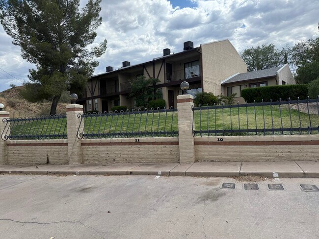 Building Photo - 797 W Mesa Verde Dr