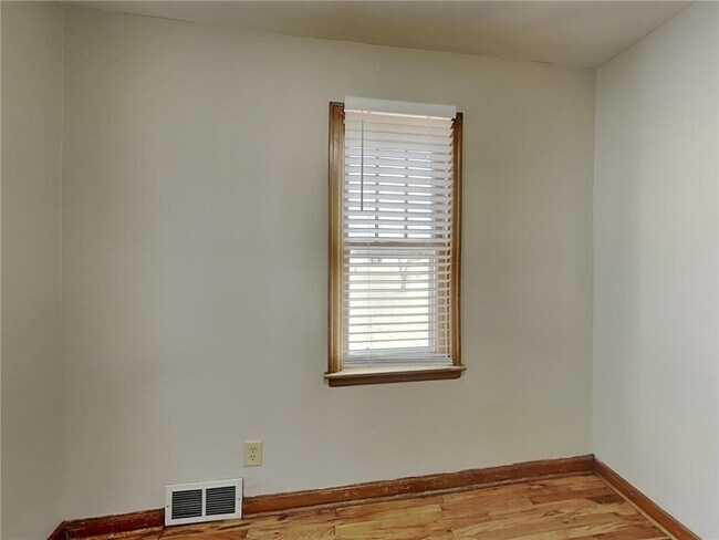 Building Photo - 5606 N Bryant Ave