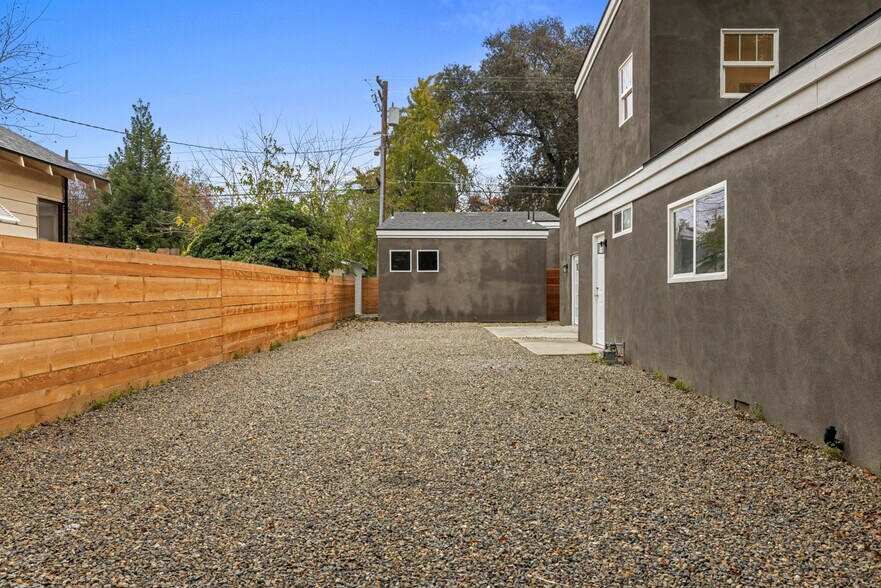 Building Photo - 214 Kimble St