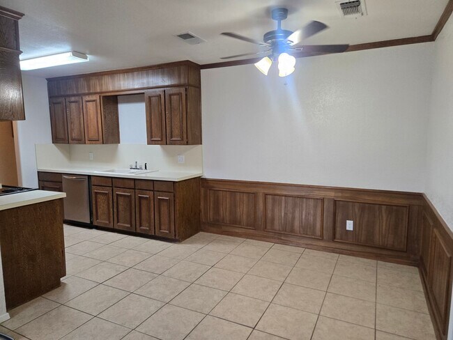 Building Photo - Affordable & Charming 2/1 Move in NOW!!!