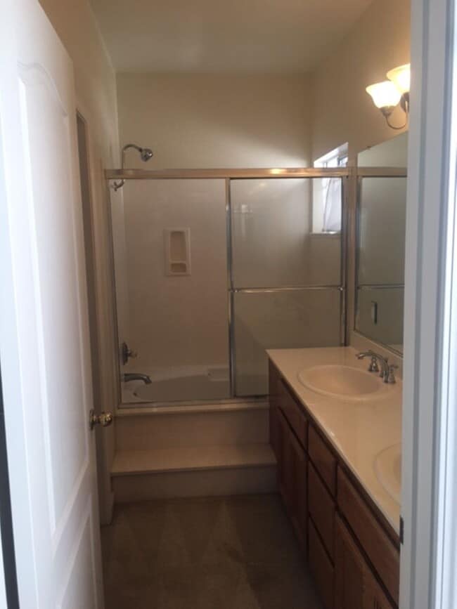 Building Photo - Outstanding 2 bd 2 bth Condo in prime Plea...