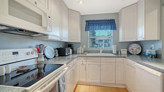 Building Photo - 3330 Gulf of Mexico Dr