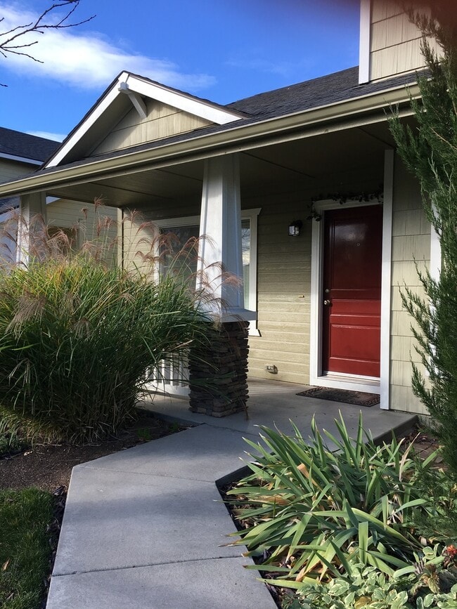 Building Photo - Perfect 4 bed 2.5 ba home in the desirable...