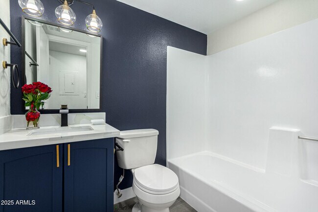 Building Photo - 623 W Guadalupe Rd