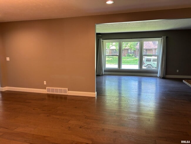 Building Photo - 90 Pinehurst Dr