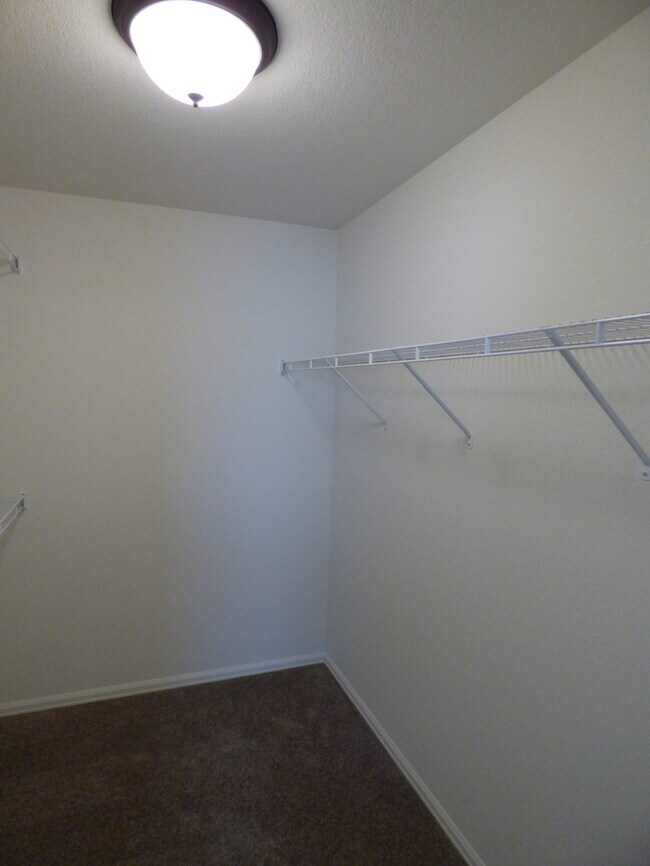 Building Photo - Tri-Level 3 Bedroom Home in Village East Subdivision in Windsor