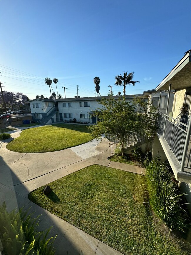 Building Photo - 1 BDRM, 1 BA WITH PARKING SPACE!