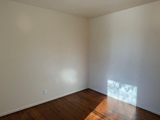 Building Photo - 1025 W Parkway Ave