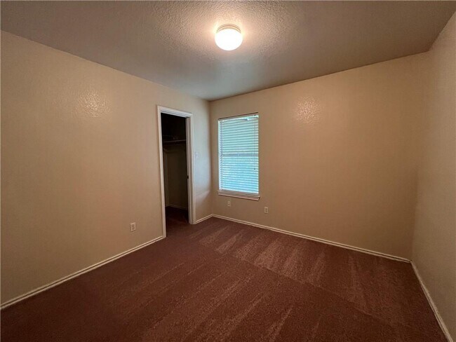 Building Photo - 1033 Christopher Ave