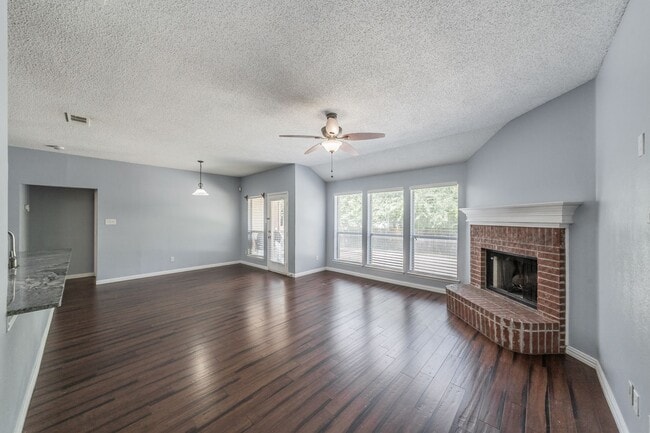 Building Photo - Spacious single-story 4-bedroom, 2-bath home in Arlington, Mansfield ISD