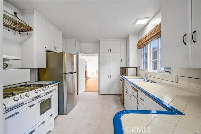 Building Photo - 2007 Glenneyre St