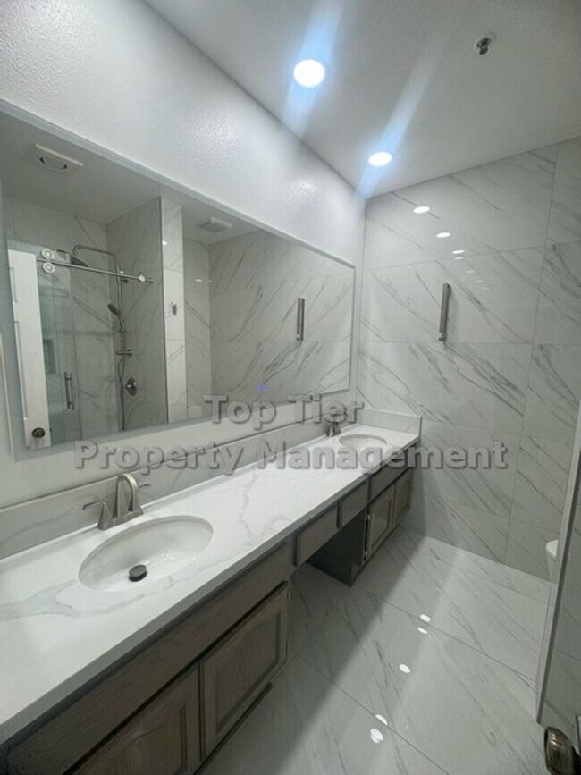 Building Photo - Upgraded Top-Floor 2 bed/ 2 bath with Pool...