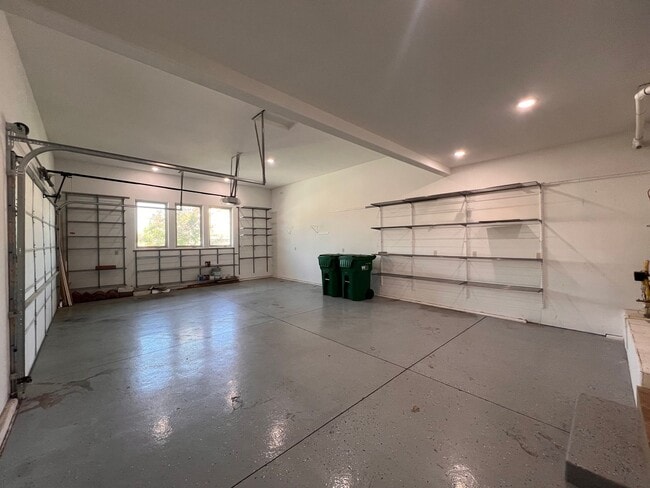 Building Photo - FANTASTIC 2 STORY HOME, 3 bedroom, 2.5 bat...