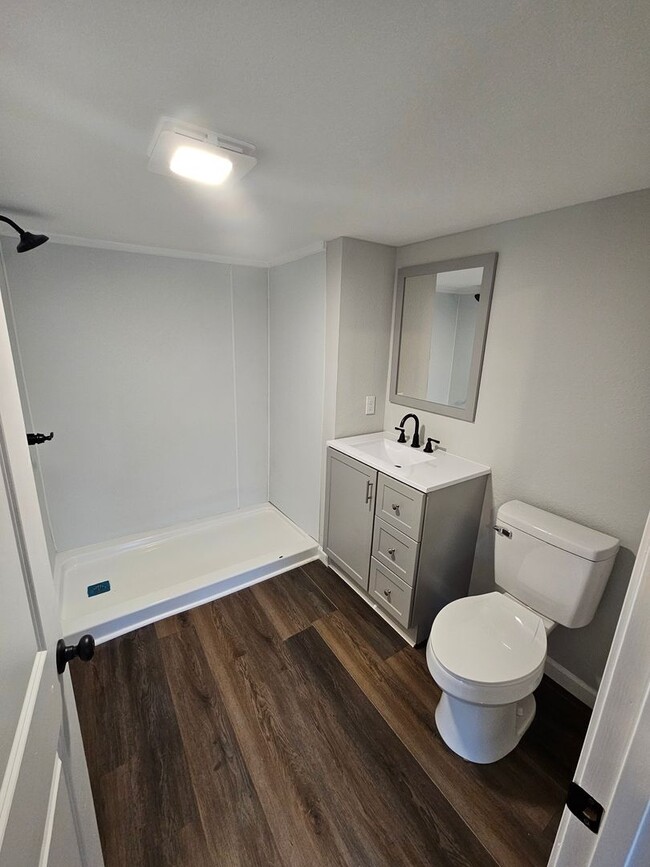 Building Photo - 2 Bedroom 2 bath home in Strawberry Plains/Knoxville with large garage, available Now!