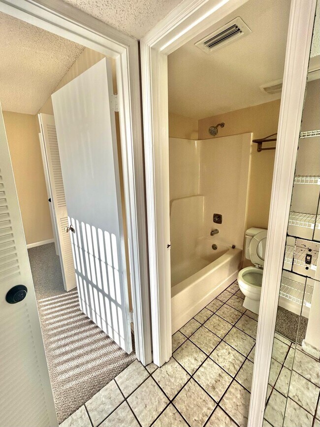Building Photo - 3738 N University Dr