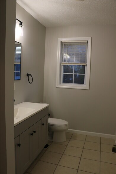 Full bath 2 - 1243 Worcester St