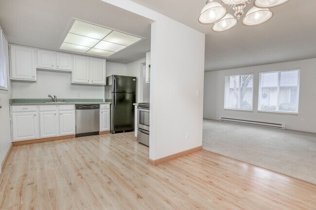 Building Photo - Condo Living with Fireplace and Fenced Yard!