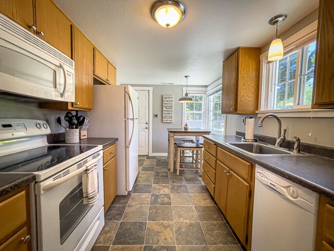 Building Photo - Kelsey's Cottage: Fully Furnished 2 bd/1ba...