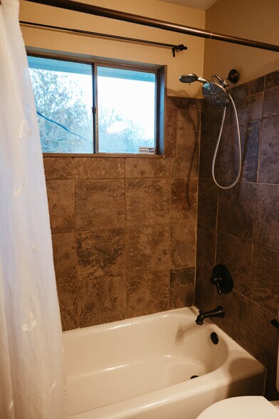 Building Photo - 417 Forest Glen Dr