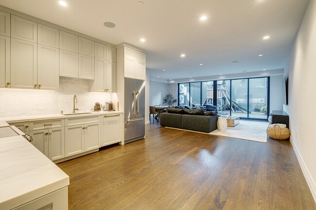 Building Photo - 463 Duncan St