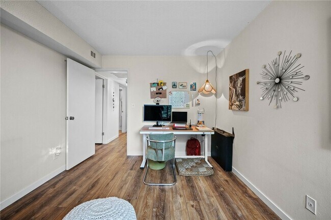 Primary Photo - 4902 University Ave