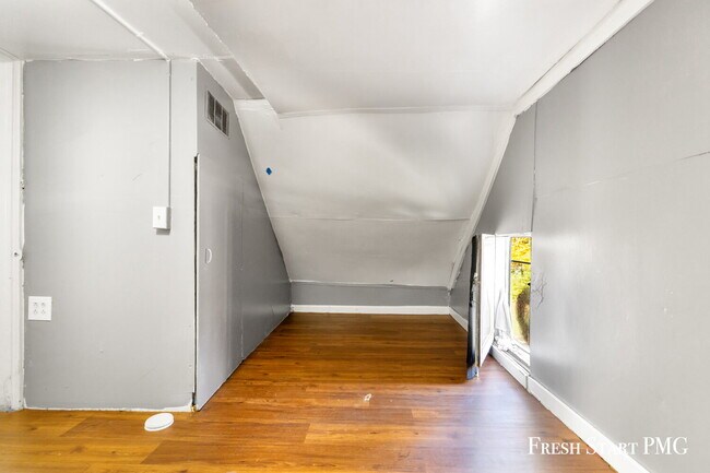 Building Photo - Spacious Upstairs Unit with 3 Flexible Rooms & Full Kitchen