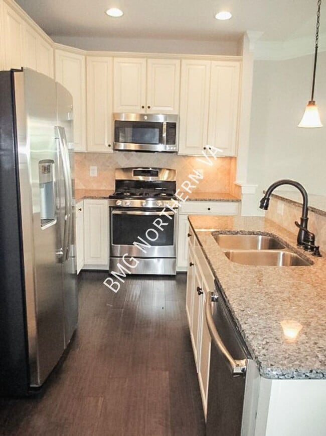 Building Photo - 24688 Hutchinson Farm Dr